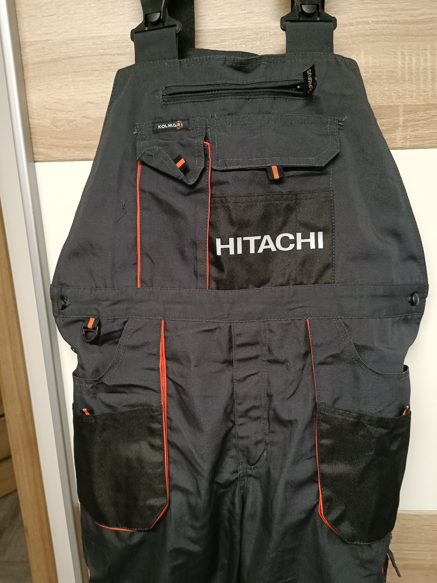 Spodnie na szelkach i kurtka z logiem Hitachi