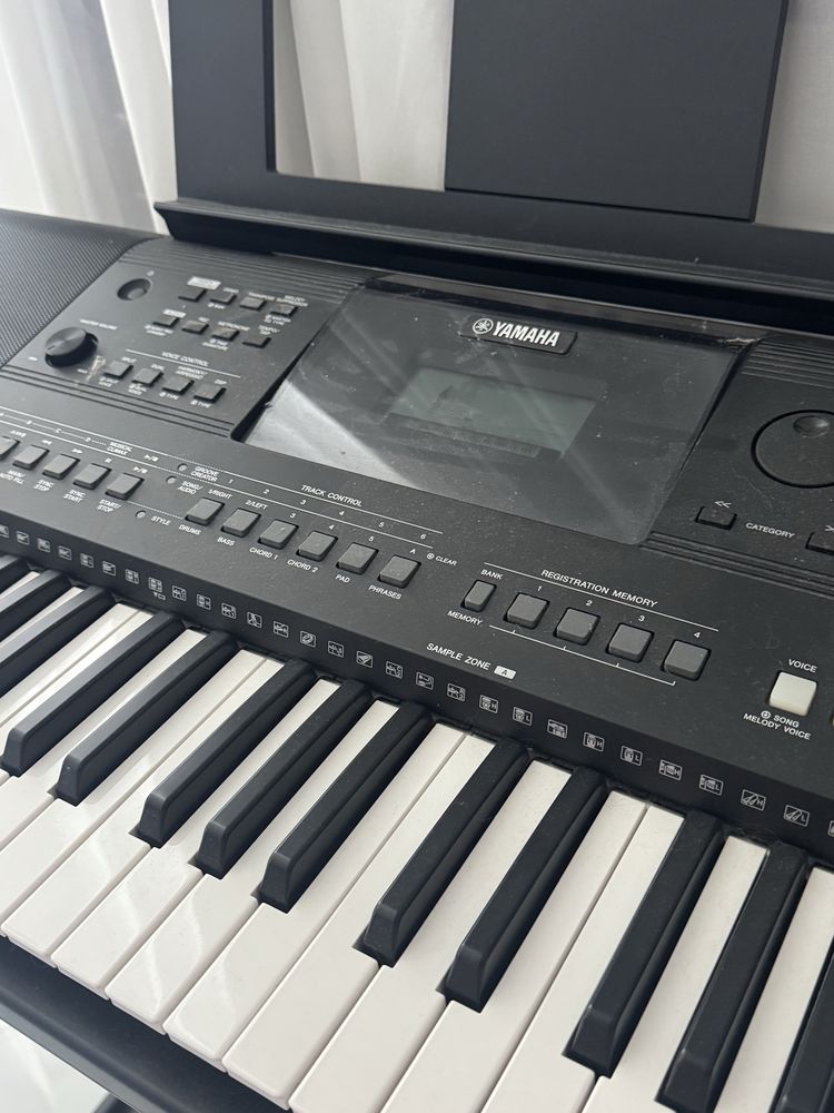 Синтезатор Yamaha PSR-E463 + пюпітр, блок живлення