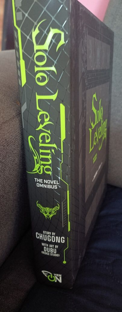 Solo Leveling The novel Obnibus wydanie angielskie.