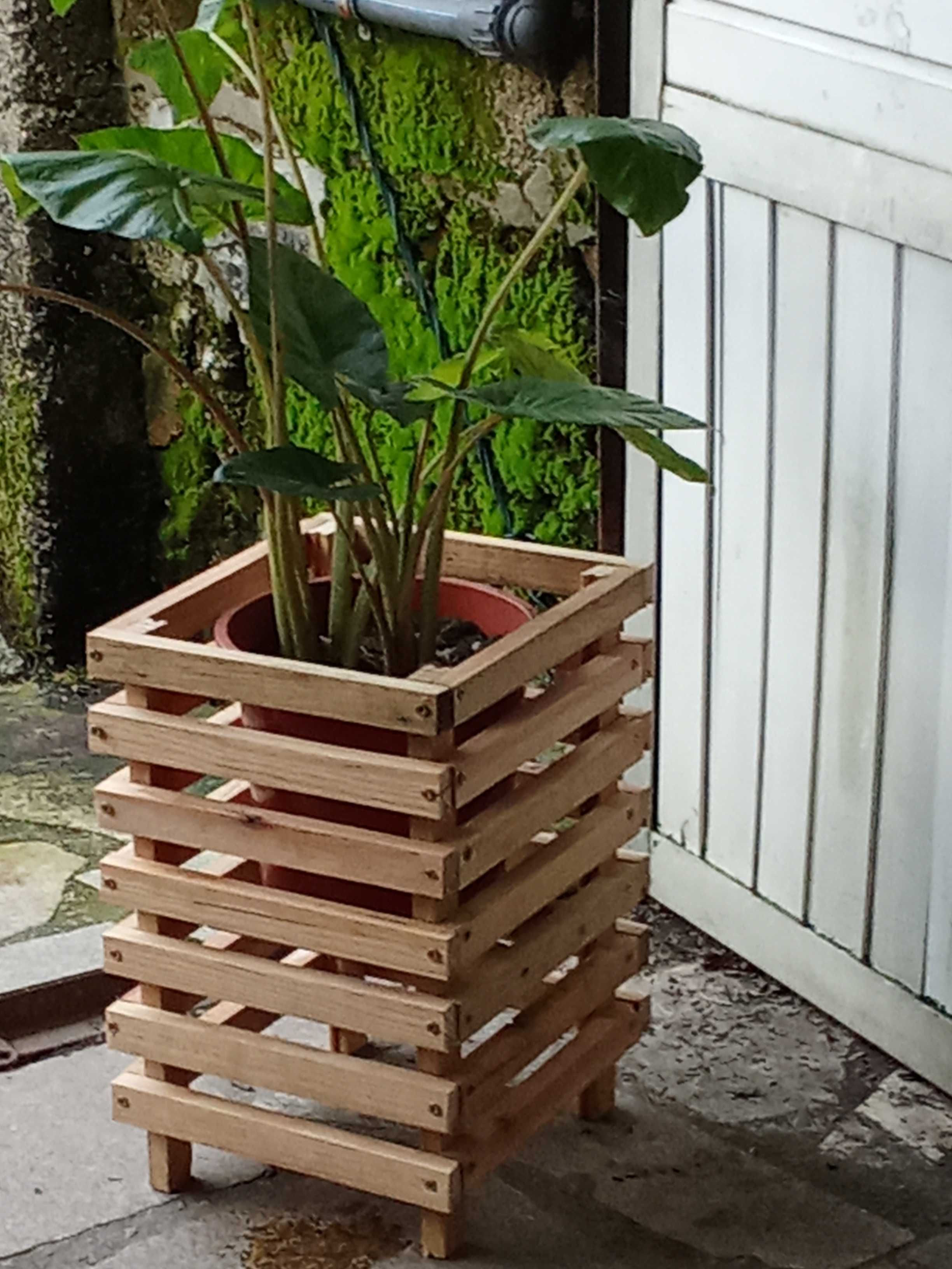 Faço Suportes de madeira para vasos