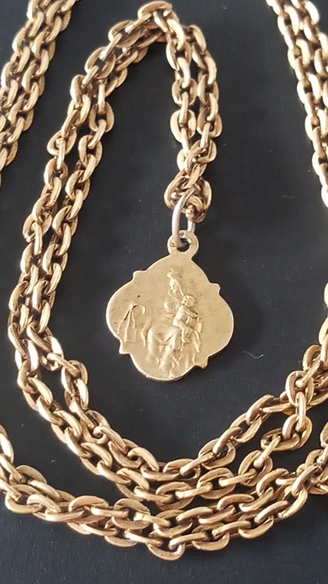 Srebrny łańcuszek z medalikiem Jezusa pr. 800 w kolorze złota