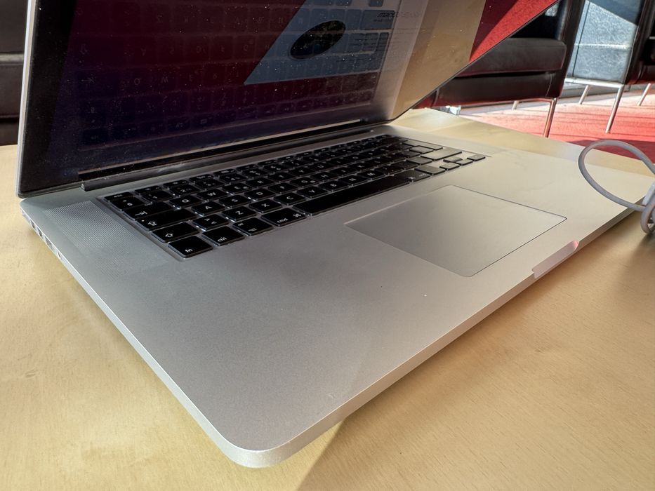 MacBook Pro 15" i7/16GB/ R9 M370X
