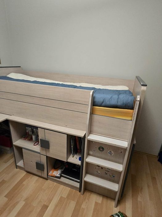 Łóżko piętrowe z biurkiem