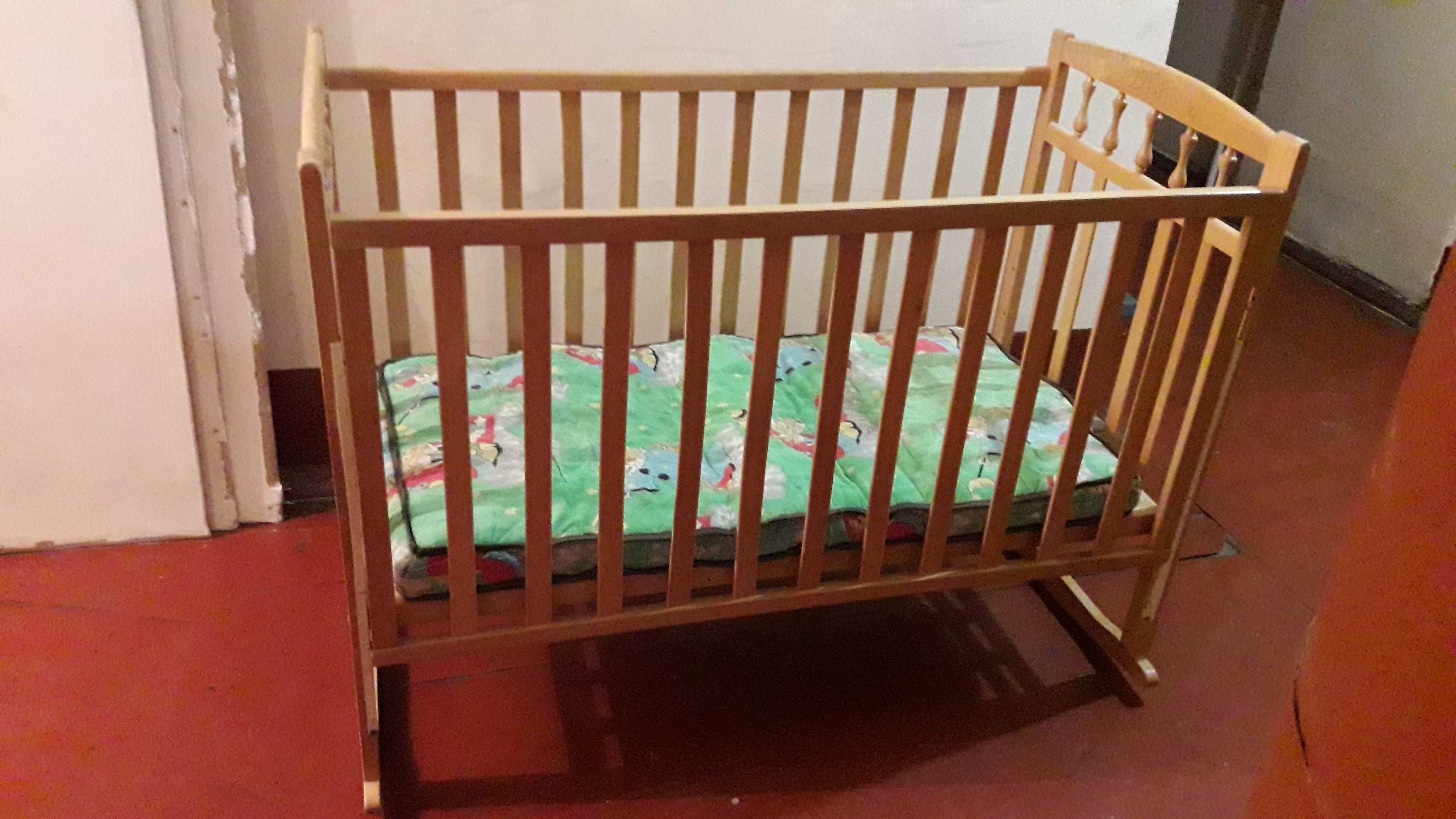 Детская деревянная кроватка (Б/У) с матрасом.