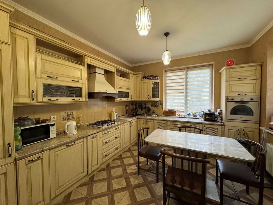 Затишний будинок 180 м² з каміном і садом у Басівці р-н Грант Резорту