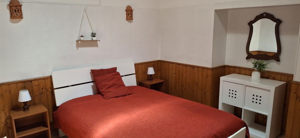 Casa térrea c quintal,t2+1 na EN120 / Rogil-Algarve. Animais. Julho pr