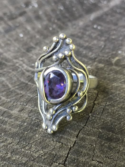 Srebrny artystyczny pierścionek z fioletowym oczkiem . Vintage