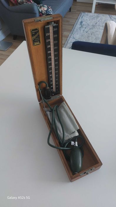 stary ciśnieniomierz