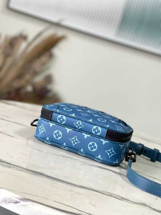 LOUIS VUITTON Alpha Nano Monogram – Bolsa de Ombro em Azul Ocidental