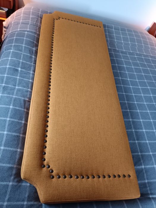 Cabeceira de cama amarela mostarda com tachas