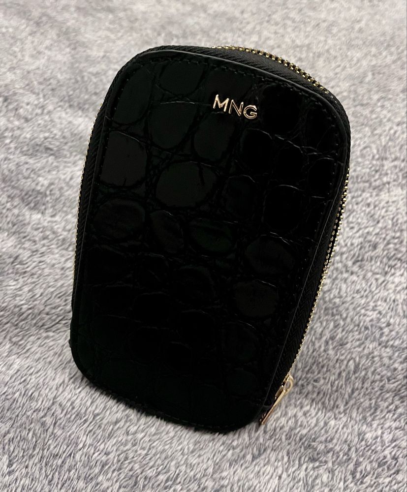 Mango etui na telefon na łańcuszku