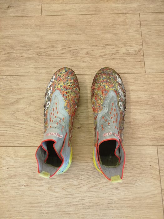 Бутси Adidas predator розмір -  39 (25 см)
Оригінал.