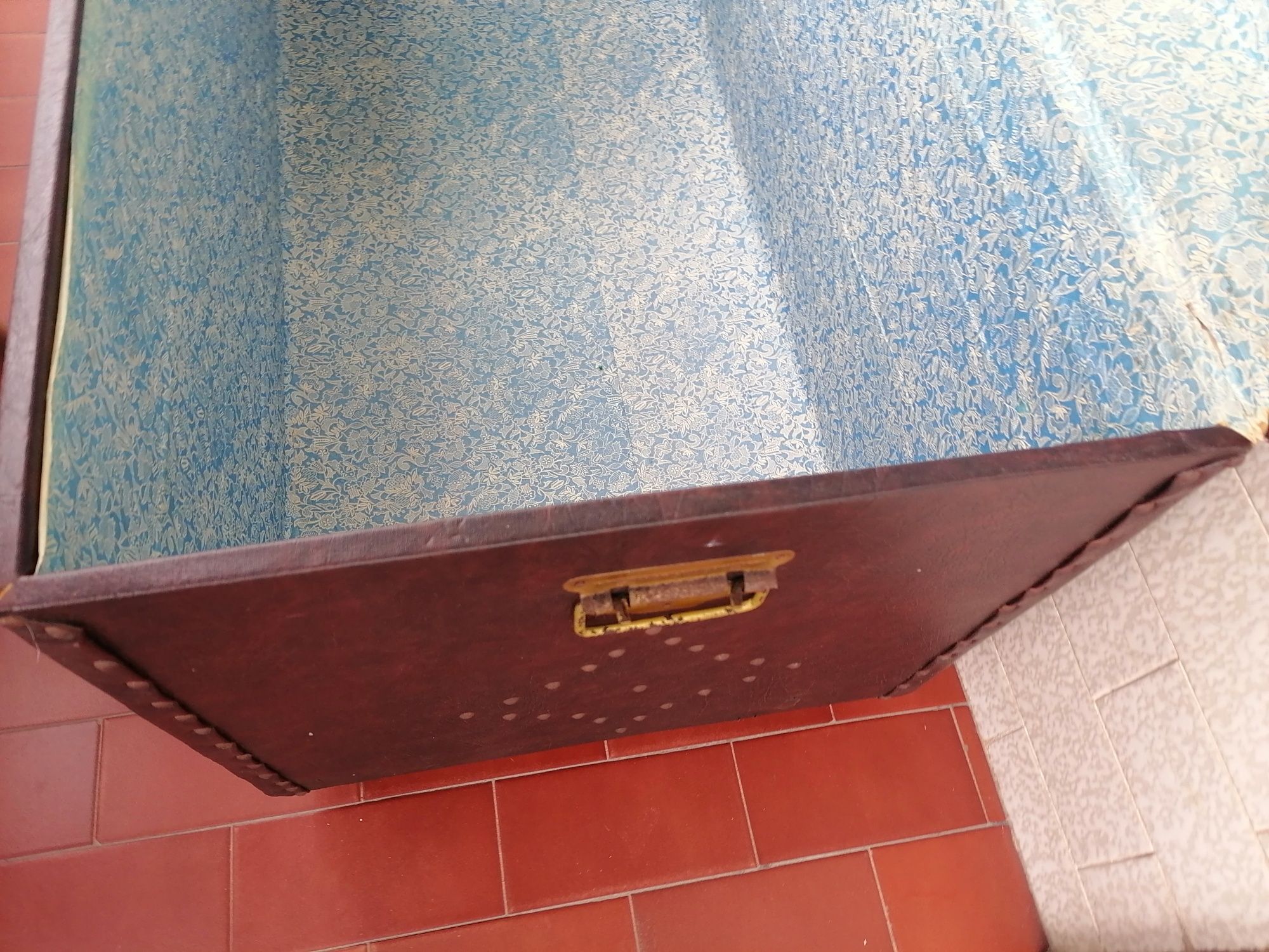 uma arca antiga em bom estado