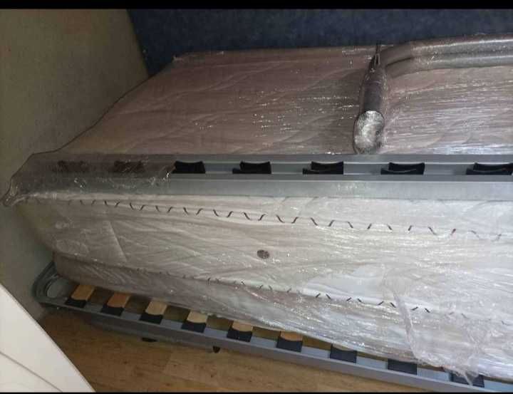 Duas camas com colchões