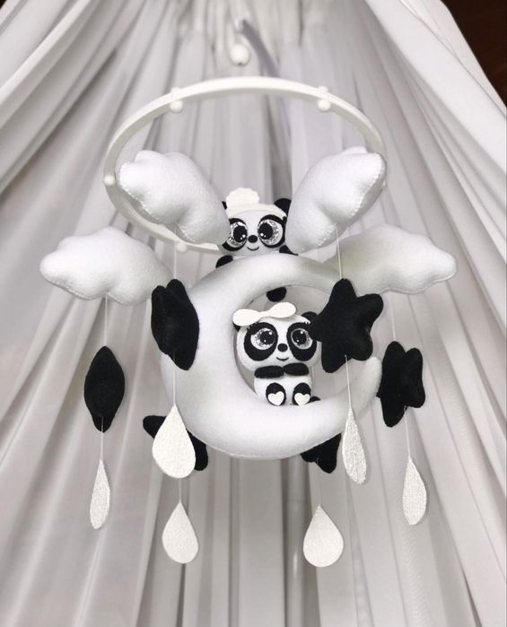 Дитячий мобіль в ліжечко ручної роботи з фетру для хлопчика «Пандочки»