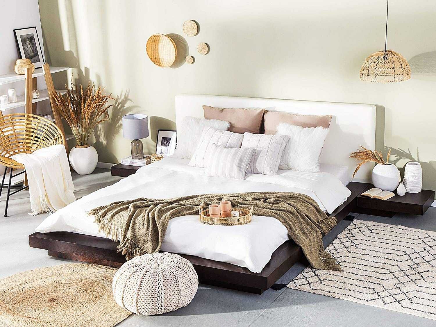 Stylowe łóżko z drewna litego