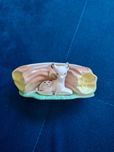 Wazonik, figurka Hornsea Pottery z lat 60 z porcelany.