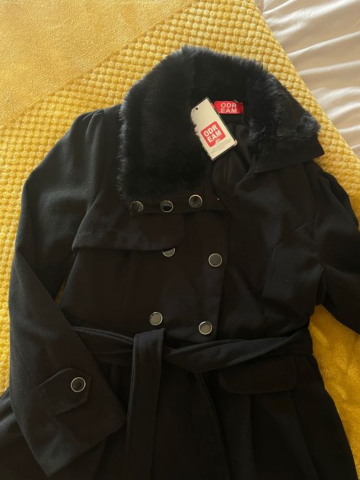 Sobretudo feminino plissado em preto