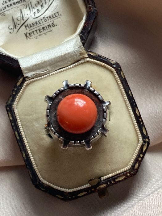 Stary duży srebrny pierścionek z koralem