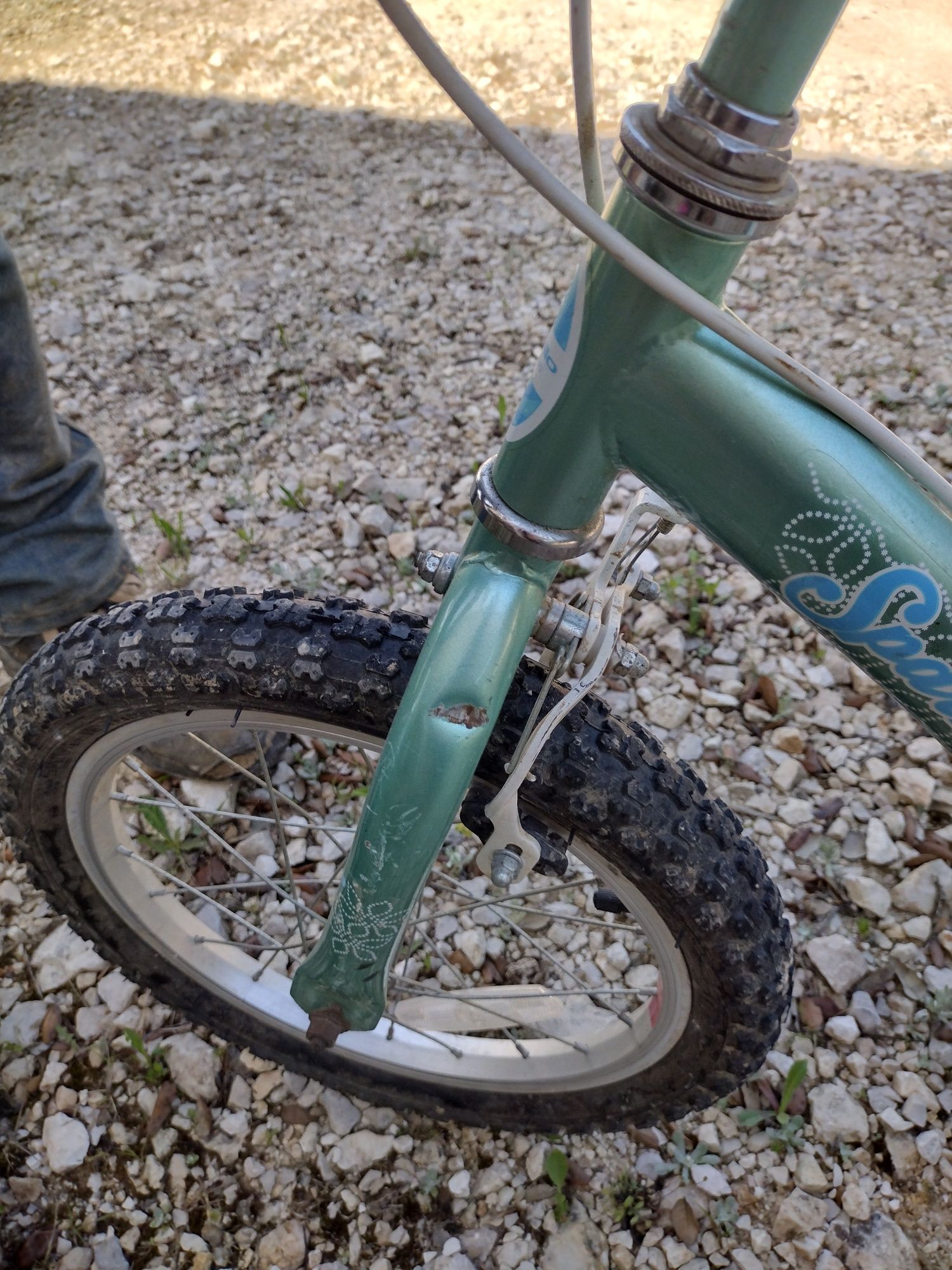 Bicicleta de criança com rodas de apoio
