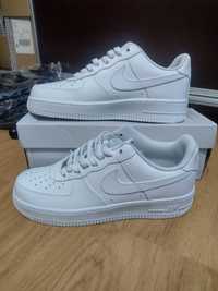 Białe Nike Air Force 1