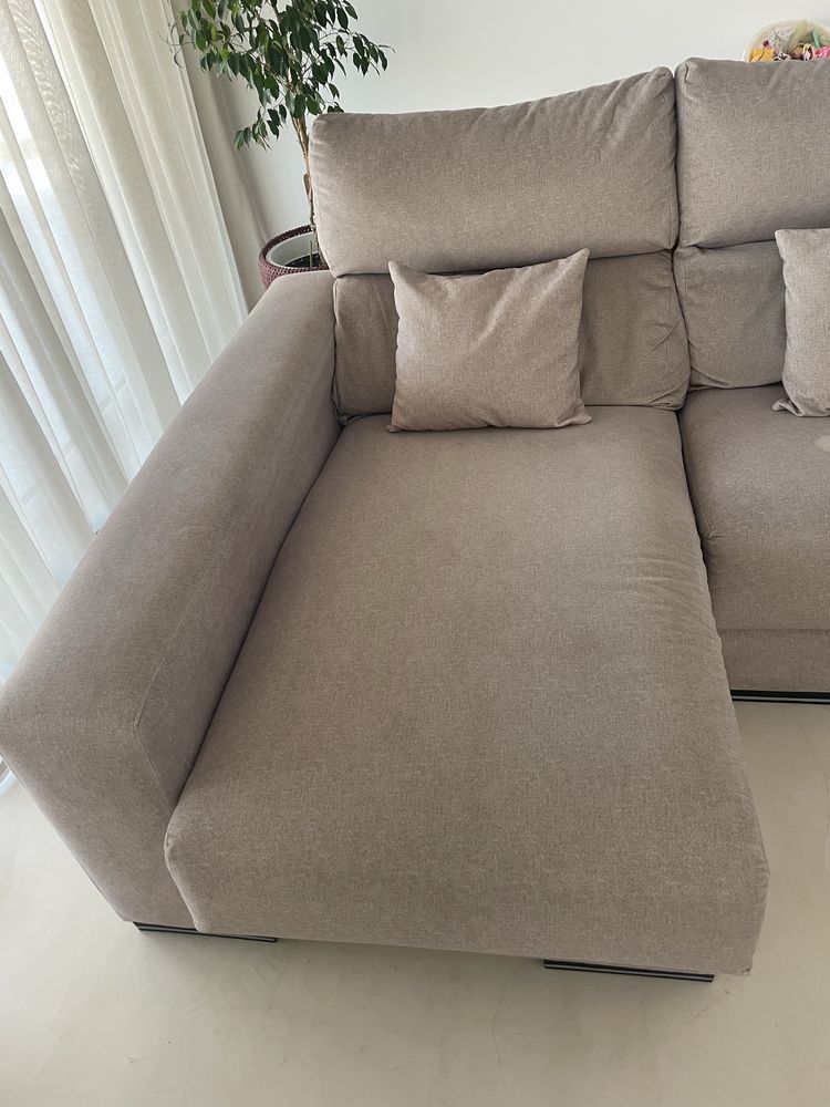 Sofa beje 3 lugares com chaise longue