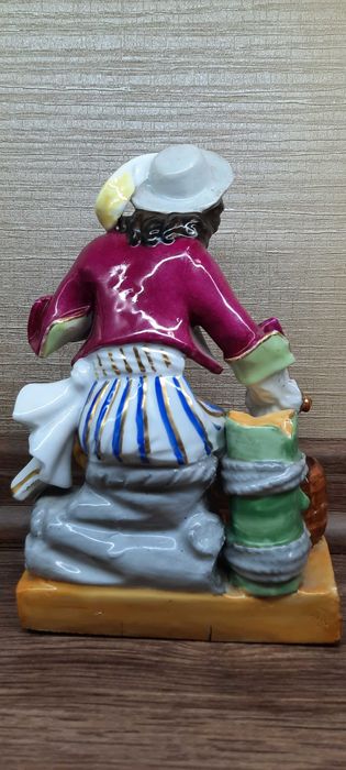 Статуэтка в стиле Jacob Petit Франция XIX в. Смотрите мои объявления!