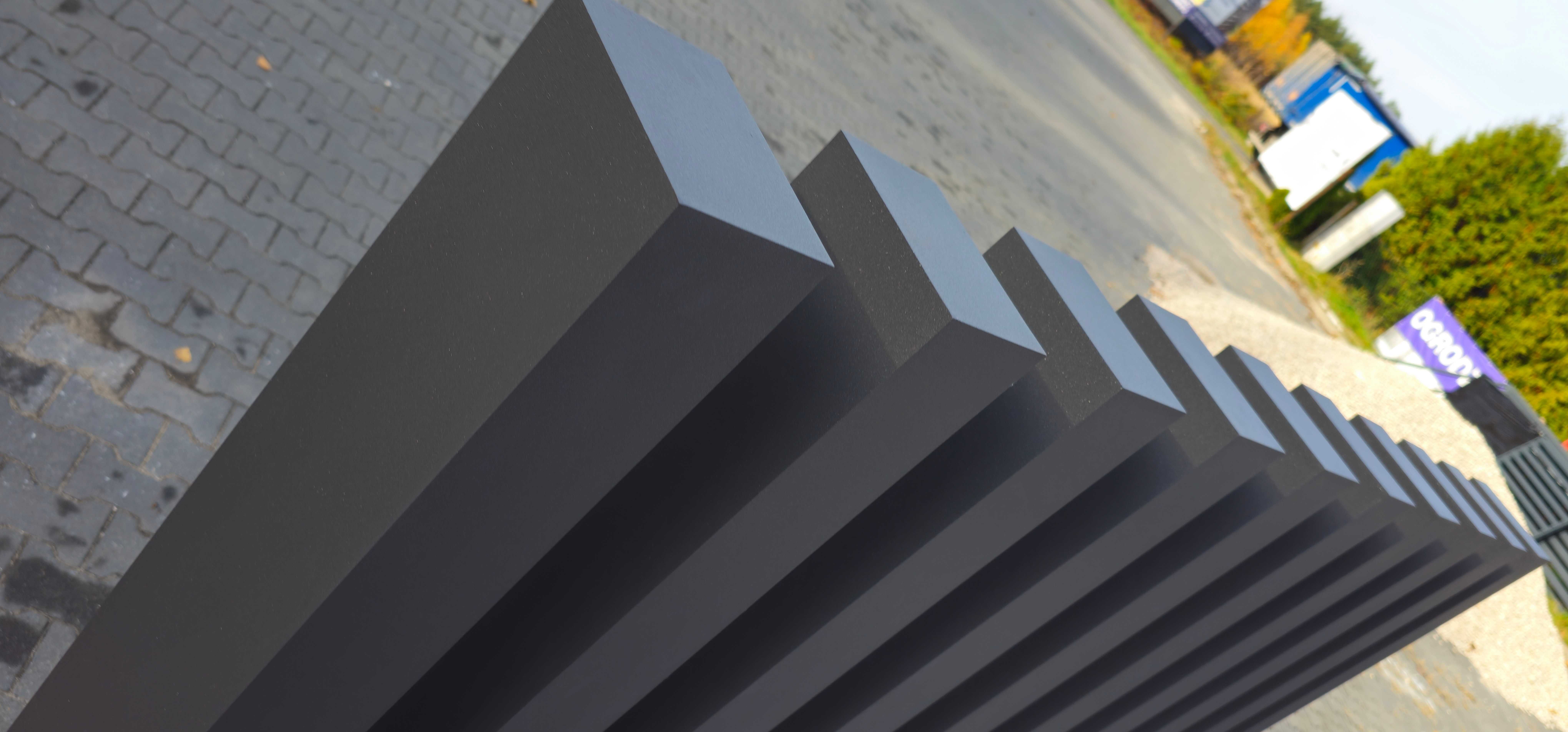 Nowoczesne ogrodzenia z aluminium profile pionowe, grzebieniowe.