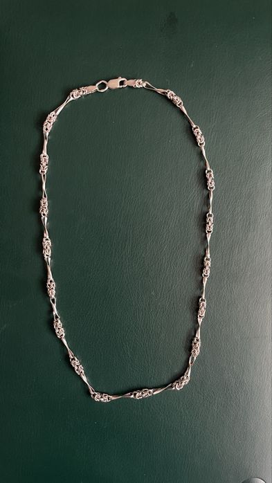 Срібне кольє довжиною 45 см.