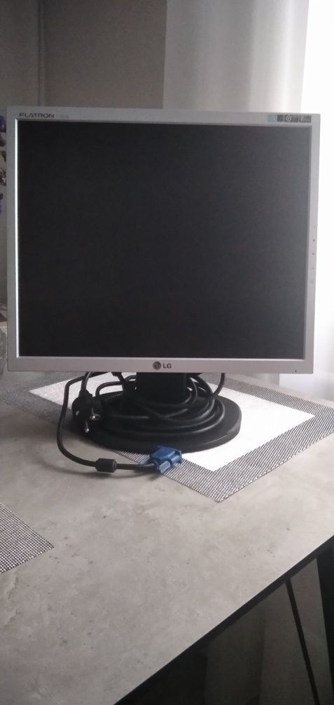 Монітор LG Flatron L1752S-SF + клавіатура Genius