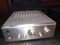 Um par de colunas Aegis com um amplificador Denon.