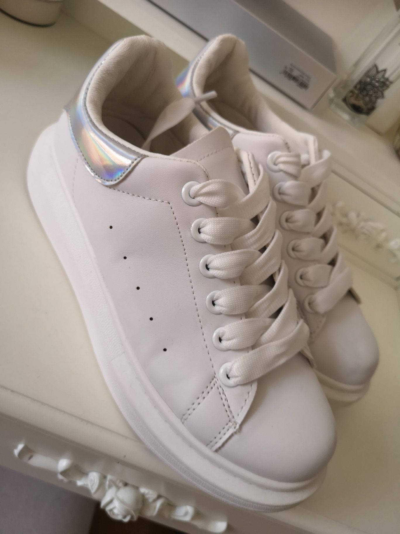 Białe sneakersy 38