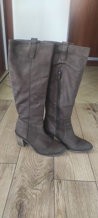 Brązowe długie kozaki damskie.