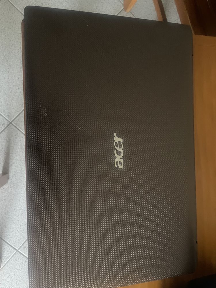 Portatil Acer vendo as peças em separado