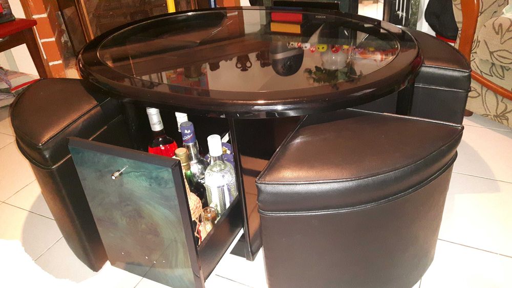 Mesa de centro com garrafeira e 4 bancos