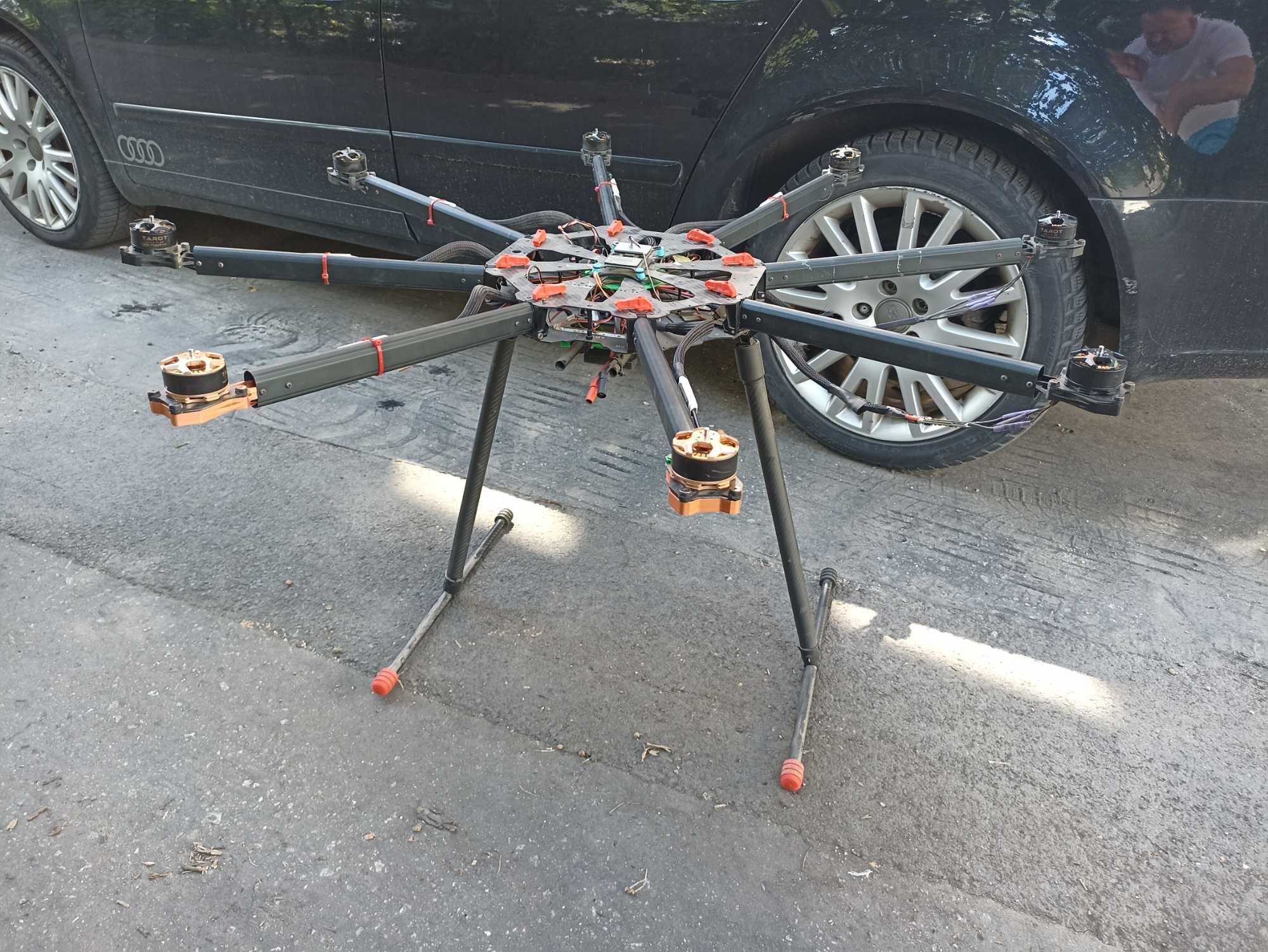 Dron profesjonalny octacopter,rozpoznawczo poszukiwawczy