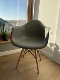 Fotel/ krzesło na drewnianych nogach