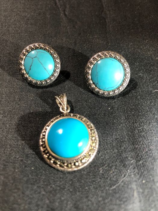 Срібні прикраси  .