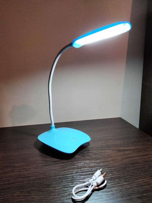 Настільна Led лампа з usb виходом для заряджання.