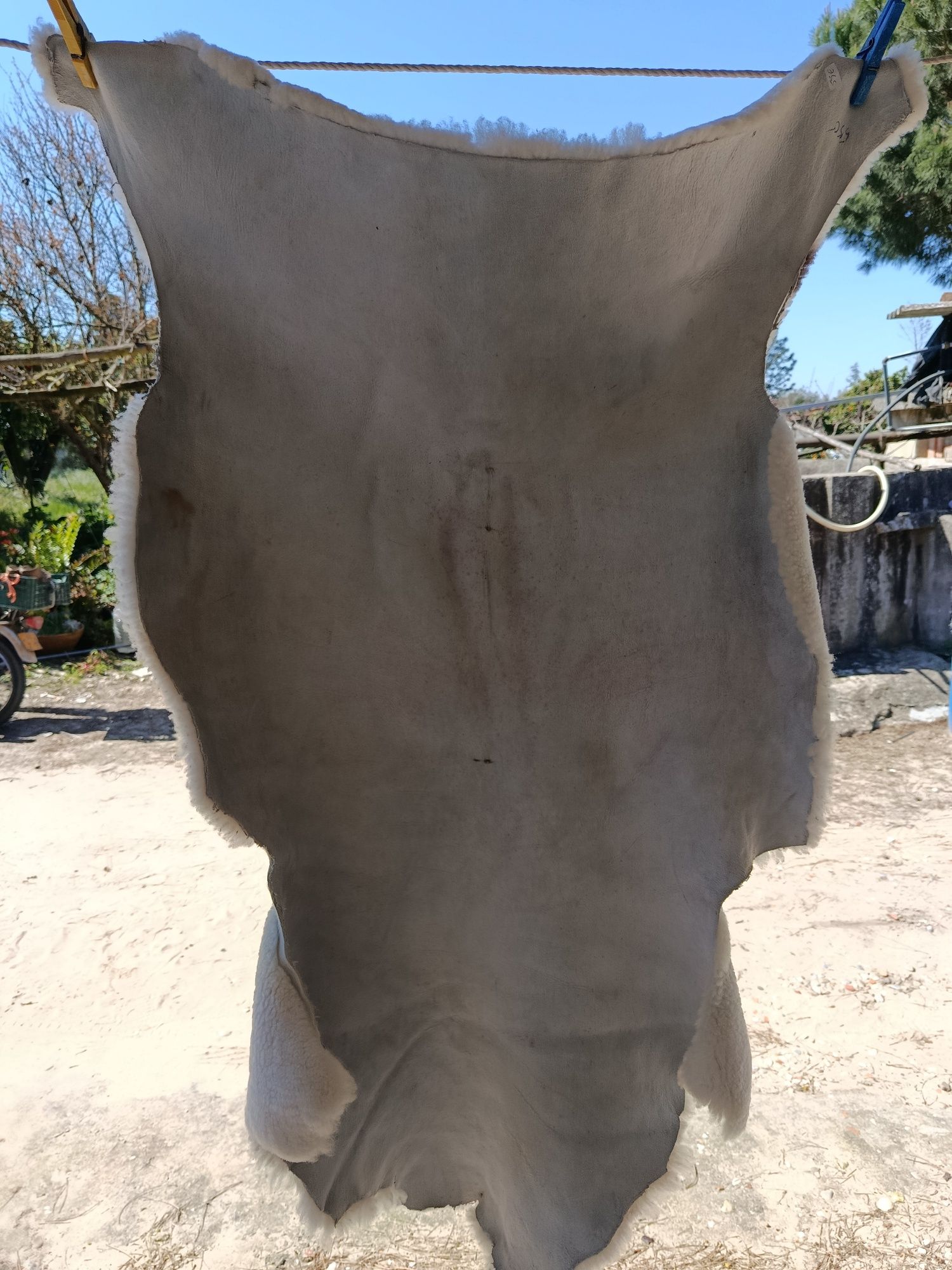 Vendo pele de borrego nova