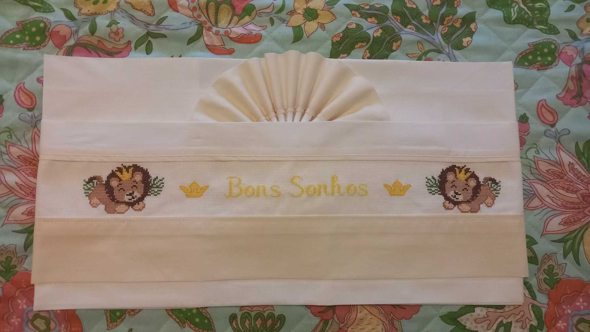 Lençol de cama bordado em ponto cruz