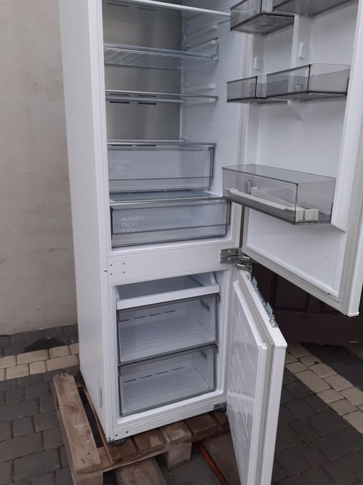 Lodówka samsung pod zabudowę uszkodzona