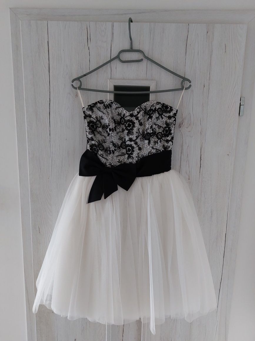 Sukienka biała z czarną koronką
