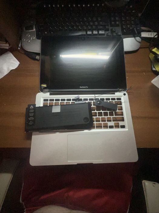 Запчастини для MacBook Pro — дисплей, клавіатура,А1322