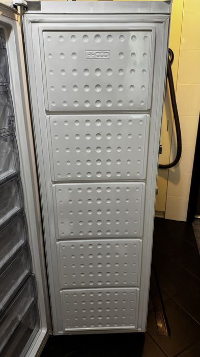 Zamrażarka Beko FNE312E20W
