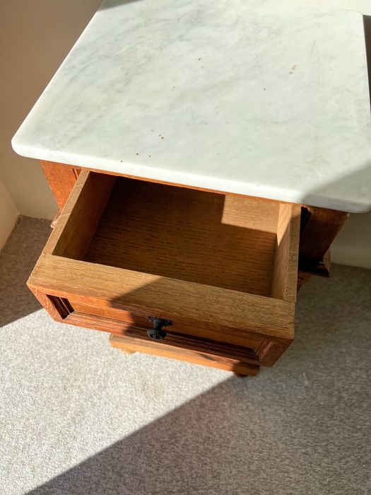 Szafka z marmurowym blatem