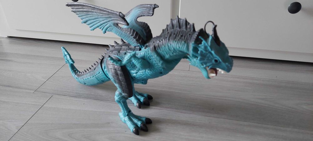 Wielki dinozaur sterowany pilotem