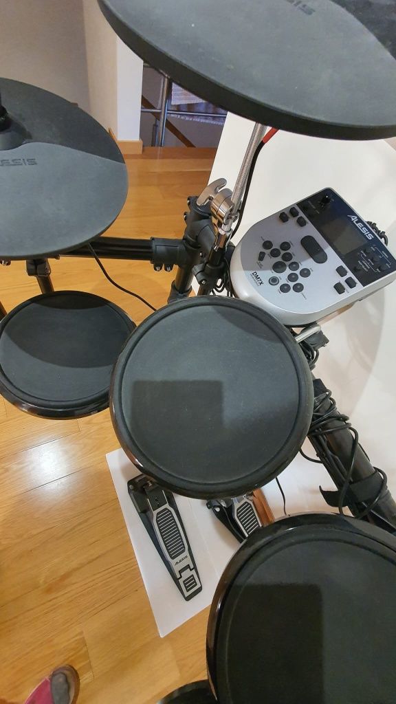 Bateria eletrónica Alesis Dm7x (dobrável) como nova