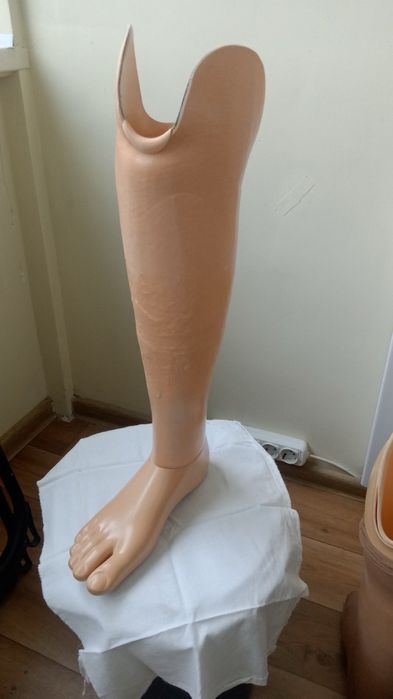 Протези для правої ноги, нижче коліна