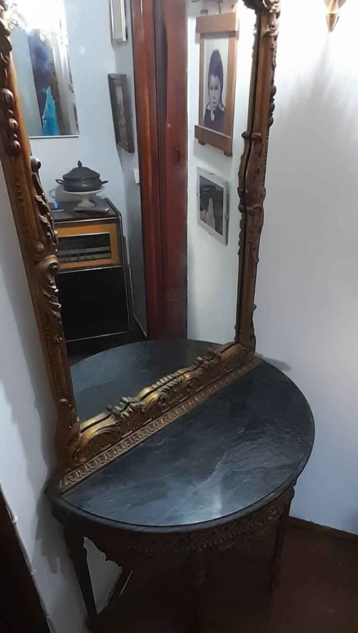 Credencia com tampo de pedra e espelho com talha antiga